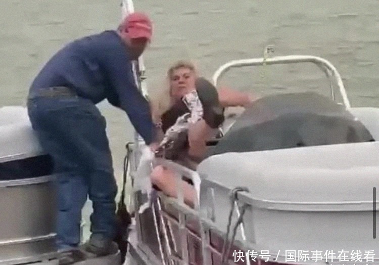 无影脚|男子海上浪漫求婚 女友“无影脚”将他踹下海