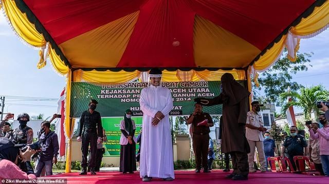  不堪|印尼犯人被判鞭刑74下，鞭打过半不堪剧痛，要求中场休息喝口水