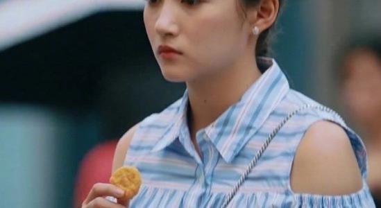  骨架|关晓彤再次证明肩宽骨架大吃大亏, 《二十不惑》她身板太显壮实了