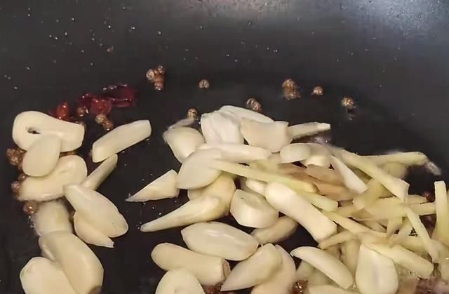 分享|居家分享酸辣腌包菜的好吃做法，香辣入味，甜酸爽口，家人都喜欢