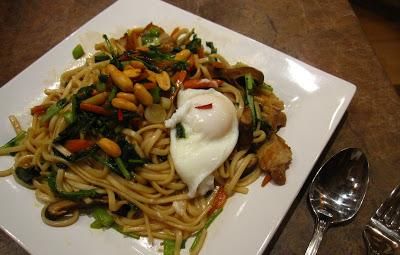 朋友|炒面时别直接下锅,多做一个步骤,面条不粘更有嚼劲,一盆不够吃