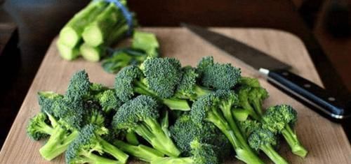 不用|焯水后的西兰花用不用“过冷水”? 老厨师: 多数人做错, 难怪变味