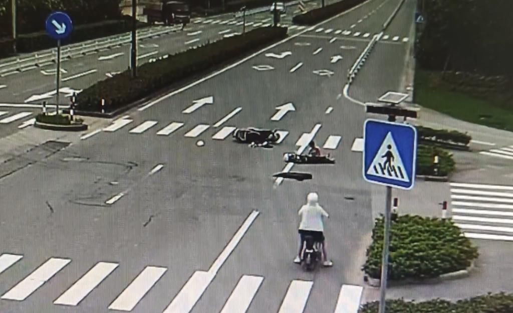  双线|岱山高双线一路口发生交通事故，看着都痛...