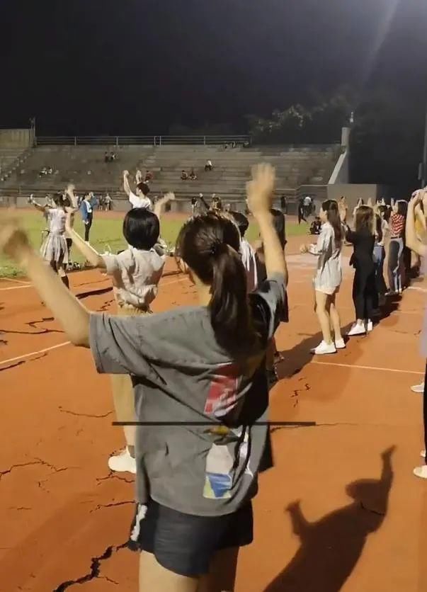 大学生|大学生组织跳广场舞又火了，现场异常劲爆！致我们的大学生活！