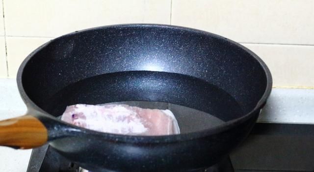  五花肉|1块五花肉，1把干豆角，放锅里炖一炖，又香又下饭，一碗都不够吃