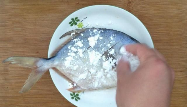  保证|每次煎鱼老粘锅，餐厅厨师长：只要这三招，保证焦黄完整、不破皮