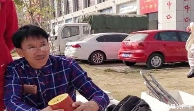 香肠|大叔街边摆摊卖巨型“香肠”,小伙买了一根,大叔切开后爆笑不止