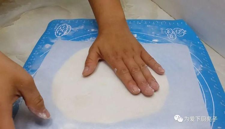  学会|烙饼这么做太香了，开水一烫，张张柔软又劲道，学会天天不起早