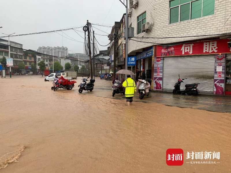 阆中|四川阆中遭遇暴雨，多条街道积水严重，多条河流水位暴涨