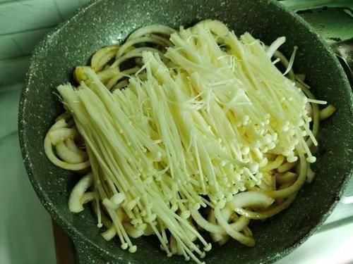 超赞|鲈鱼不要再清蒸了，用这方法做干锅鲈鱼吃，味道超赞！好吃又下饭