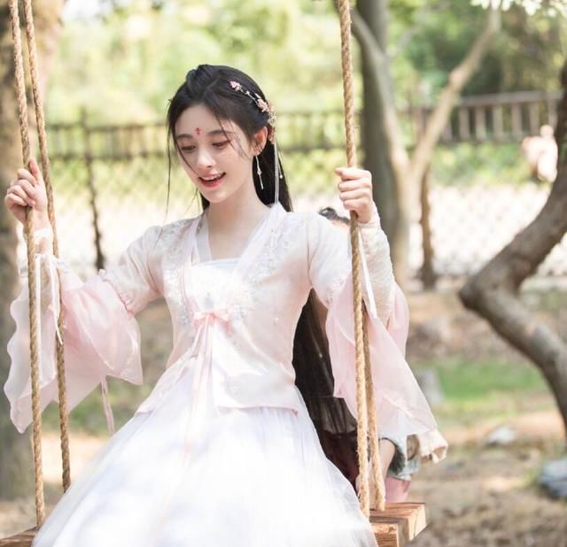  小蛮|“四千年美女”鞠婧祎晒新照不忘突出小蛮腰，腰部特写惹人羡