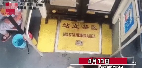  司机|小伙早餐掉地丢垃圾桶, 老人司机见浪费争着买下, 网友: 大可不必