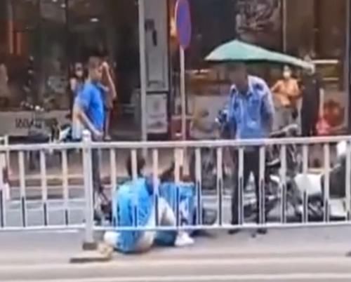 发生冲突|外卖员和保安发生冲突,被保安抓住头发一顿打,商户:外卖员先骂人