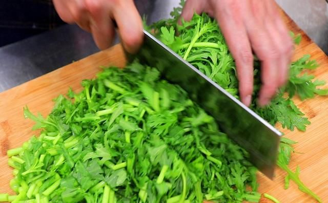  更容易蒸熟|进入三伏天，号称皇帝菜的茼蒿别错过！蒸一蒸清香脆嫩，常吃开胃