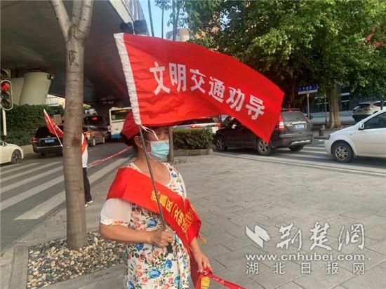 见证|六旬文明引导员:充当“人形红绿灯” 见证武昌变迁