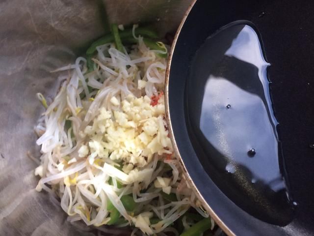  不到|夏天豆芽凉拌着吃，清凉爽口，一盘菜成本不到2块钱，全家人吃