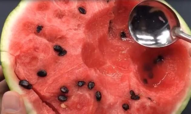  完美|?不同国家的人吃西瓜，中国粗暴，迪拜完美，日本的吃法让人心疼