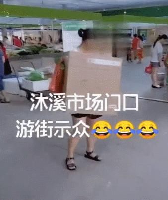  沐溪|事发沐溪市场!女子偷东西被逮,遭身写着＂惯偷＂示众...