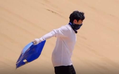  道具|极限挑战尝试滑沙，大家结束时都把道具拿走了，而谁注意杨超越？