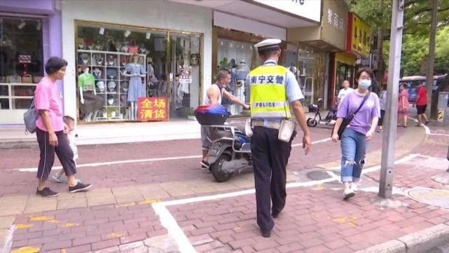 千万别|千万别这样骑电动车,交警正在严查整治!被抓一次罚50元