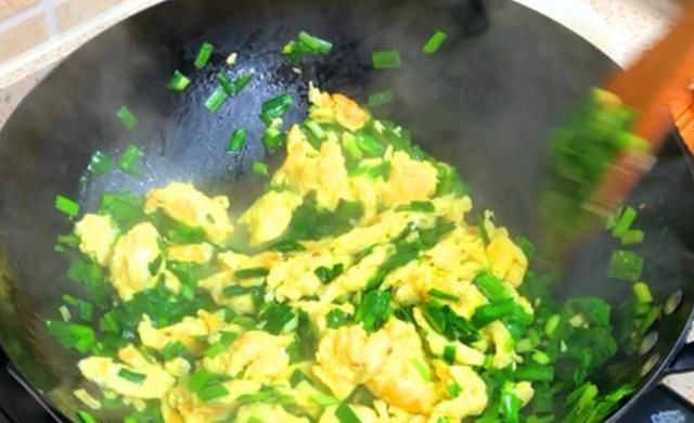  炒蛋|韭菜炒鸡蛋，先炒韭菜还是先炒蛋？行家都这么炒，鲜嫩翠绿营养高
