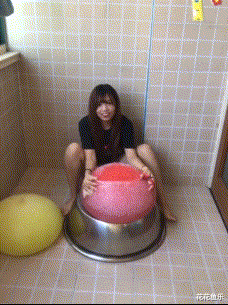 就别|妹子坐电梯就别扭来扭去了,快扶稳小心别摔了