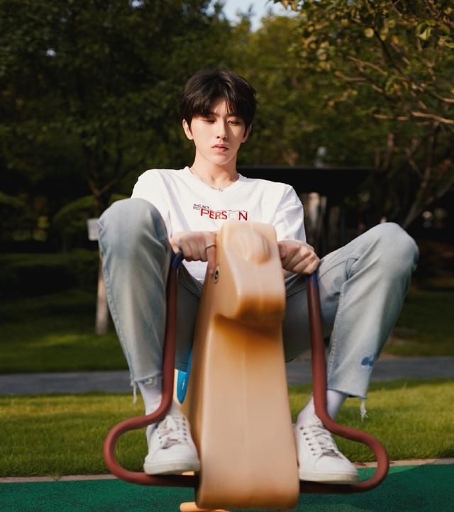 资源|参加完跑男，又来到了浪姐，蔡徐坤品牌新图公开，这资源太好了吧