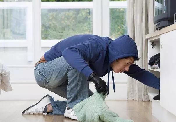  收起|男子入室想偷窃遇美女上门推销保险，收起贪念后发现女孩竟是房主