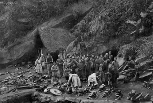  打渔|9张100年前农村的老照片，图3的人打渔后回家，图8是下乡的贵妇人