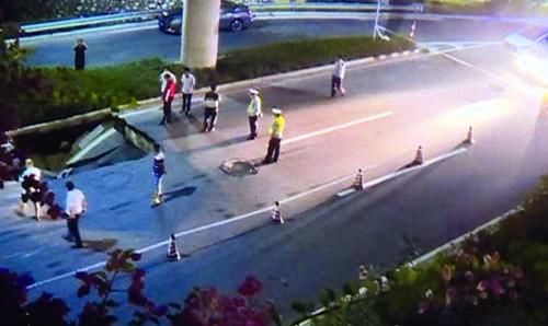  局部|花都：路面发生局部坍塌 电单车经过掉入其中