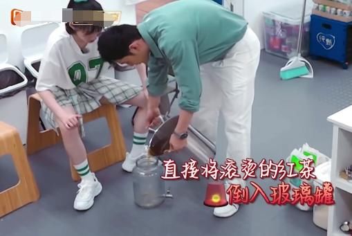  翻车|黄晓明《中餐厅》翻车？将开水直接倒入玻璃瓶，网友：没常识