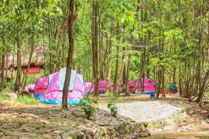  露营|小众游|泛舟露营戏水K歌……漫步夹缝岩，感受惬意悠然