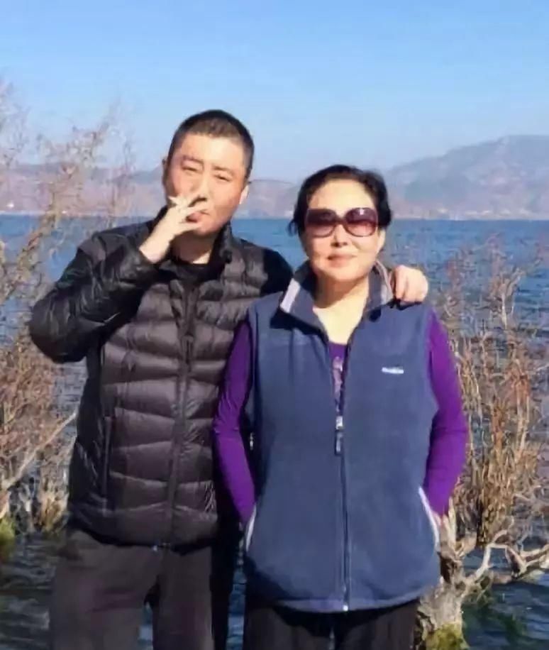  出门|70岁斯琴高娃曾遭8年家暴，如今出门靠轮椅