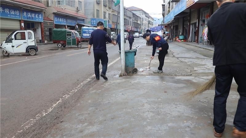 卫生|黄金坳镇党员主题日开展卫生大清扫活动