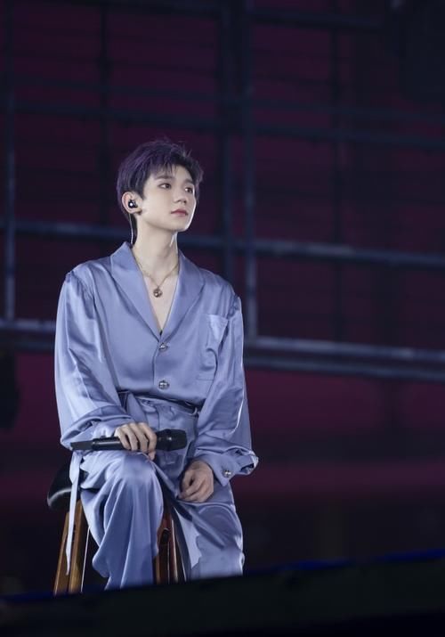 放荡不羁|王源开始“叛逆”了，一头蓝发放荡不羁，V领衬衫真“禁欲”