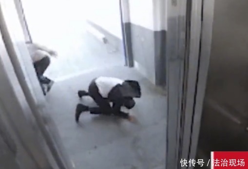 男子|2名男子出电梯被强风刮倒，同乘女子目睹全程，冷漠关电梯门离开