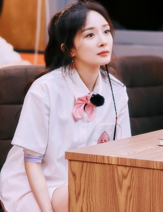  女生|有种厉害叫杨幂的坐姿，看清她是怎么做的，穿短裤的女生都佩服