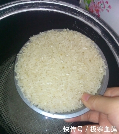 放盐|煮米饭,有人放醋有人放盐?都错了,学会一招米饭香软,粒粒分明