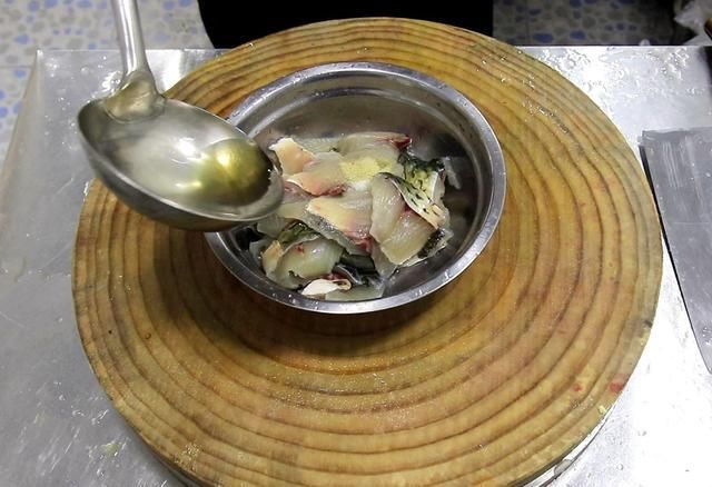  只顾|酸菜鱼别只顾着放酸菜，做好这个步骤汤汁更入味鲜美