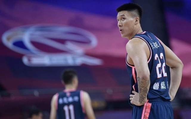  神情|阿日，阿日！易建联受伤离场，曾繁日神情凝重，杜锋问候已在路上