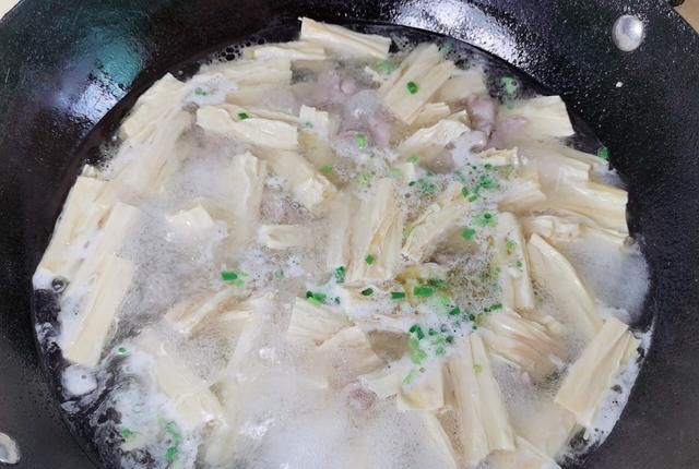  鲜美|做法简单的腐竹肉片汤，豆香浓郁，肉片鲜美滑嫩，一碗都不够喝