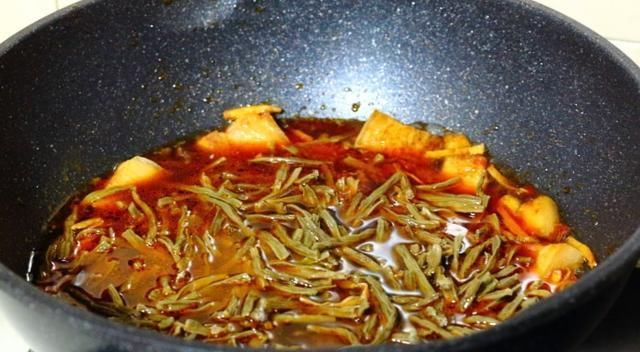  五花肉|1块五花肉，1把干豆角，放锅里炖一炖，又香又下饭，一碗都不够吃