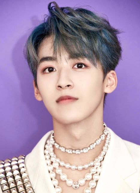  一旁|何洛洛直播翻车！自曝使用盗版软件沾沾自喜，一旁刘谦赶忙圆场