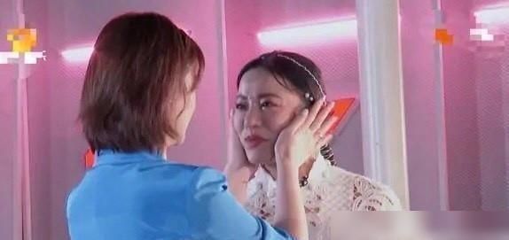  破姐|在《破姐》场景中，黄圣依假装哭，杜华在丁当衣服上擦了擦手