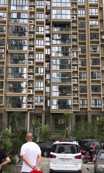  湾国际小区|痛心！台风天，女子连窗带人从11楼被吹落...…恶劣天气，如何防御？