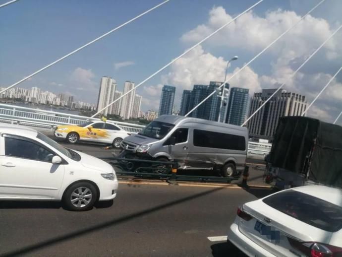  世纪|突发！海口世纪大桥！轿车撞向护栏……1人受伤！（视频）