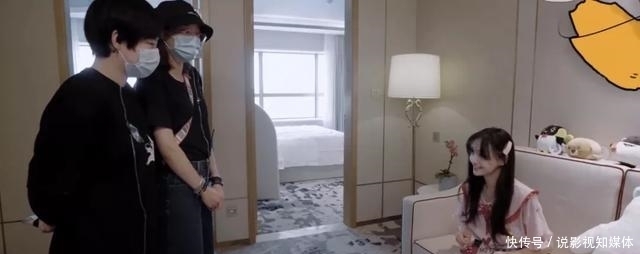 手机|郑爽上节目遭吐槽,玩游戏作弊,喝水作假,即使录节目手机都不离手