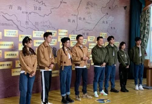  成员们|网友国外旅游时，意外发现邓超在神社的留言，9字都是对成员的爱