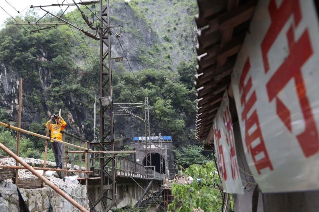 铁路|大雨来袭！两位老兵徒步走进深山里