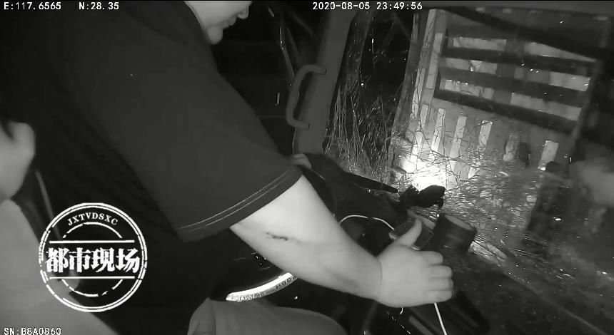  事故|独自开车14小时，铁打的司机也难顶！他一头撞上大货车